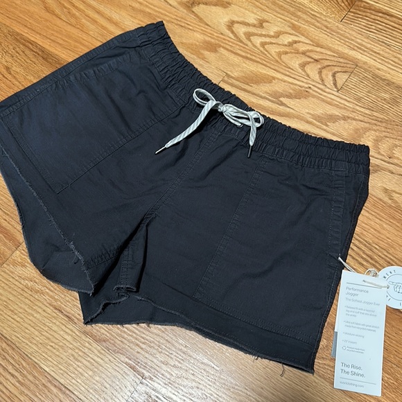 SOLD ~ Vuori shorts - Picture 2 of 5